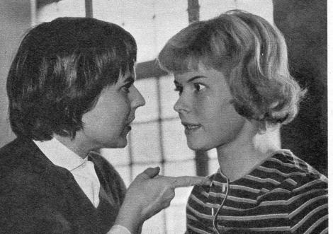 Foto: “Funk und Fernsehen der DDR”, Nr. 25/1963, Seite 12; im Bild: Evamaria Bath und Karin Schröder (von Links).