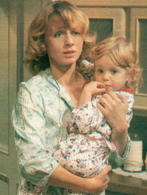Foto: Waltraut Denger; “FF dabei”, Nr. 15/1982, Seite 17; im Bild: Jenny Gröllmann mit einem ihrer “Filmkinder”