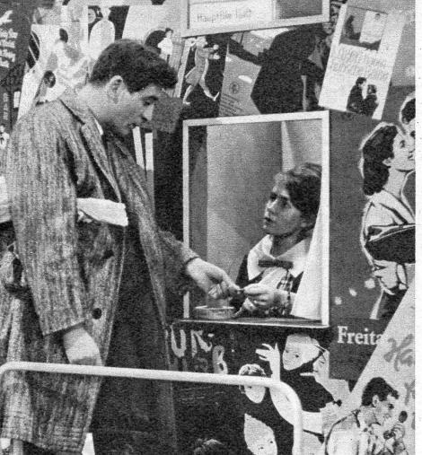 Foto: “Funk und Fernsehen der DDR”, Nr. 32/1963, Seite 12; im Bild links: Jürgen Frohriep an der Kasse im Foyer
