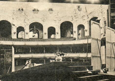 Foto: „Funk und Fernsehen der DDR“, Nr. 49/1966, Seite 3 (Bühnenbild zu „Don Giovanni“)